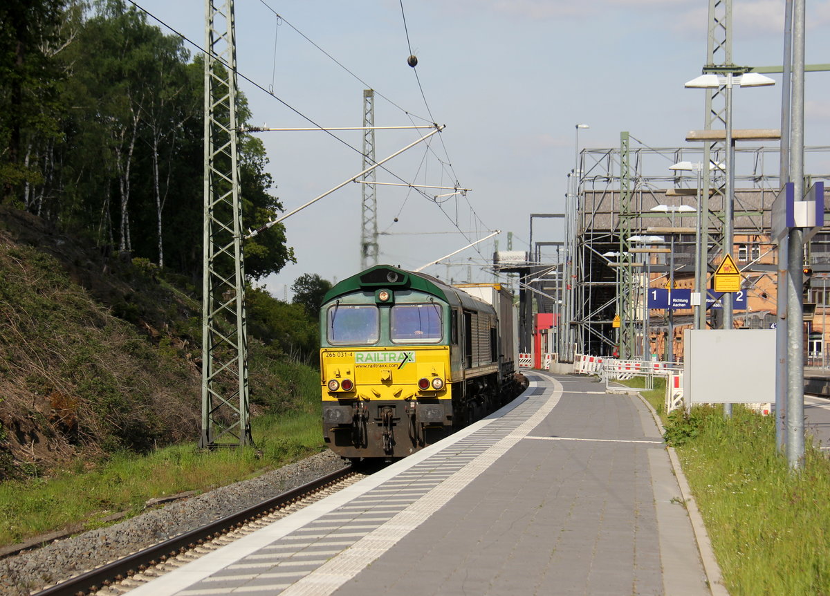 Die Class 66 266 031-4 von Railtraxx mit viel Dieselpower mit einem langen Containerzug aus Köln-Eifeltor(D) nach Genk-Haven(B) und kommt aus Richtung Köln-Süd,Köln-West,Köln-Ehrenfeld,Kerpen,Horrem,Buir,Merzenich,Düren,Langerwehe,Eschweiler-Hbf und fährt durch Stolberg-Rheinland-Hbf in Richtung Aachhen-Eilendorf,Aachen-Rothe-Erde,Aachen-Hbf,Aachen-Schanz,Aachen-West. 
Aufgenommen vom Bahnsteig 1 in Stolberg-Hbf . 
Bei schönem Frühlingswetter am Nachmittag vom 14.5.2019. 