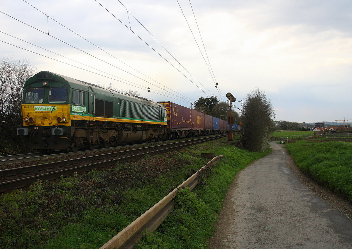 Die Class 66 266 031-4 von Railtraxx  kommt mit viel Dieselpower die Gemmenicher-Rampe hochgefahren aus Richtung Aachen-West in Richtung Montzen/Belgien mit einem langen KLV-Containerzug aus Frankfurt-Höchstadt am Main(D) nach Genk-Goederen(B). 
Aufgenommen an der Montzenroute am Gemmenicher-Weg.
 Bei Sonne und Wolken am Abend vom 14.4.2016.