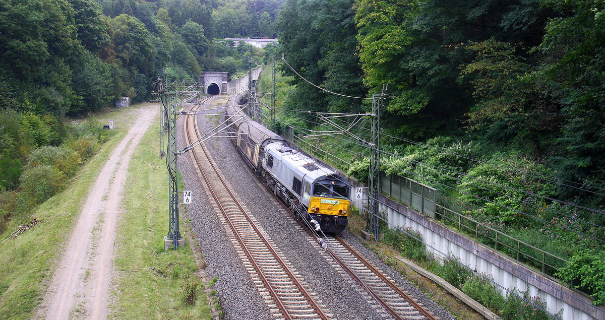 Die Class 66 266 035-5 von Railtraxx kommt als Umleiter und kamm gerade aus dem Aachener-Buschtunnel aus Richtung Aachen-Hbf und fährt in Richtung Hergenrath(B) mit einem gemischten Güterzug aus Linz-Voestalpine(A) nach Antwerpen-Waaslandhaven(B).
Aufgenommen von einer Fußgängerbrückein Preusswald bei Aachen.
Bei Wolken am Abend vom 7.9.2017.
