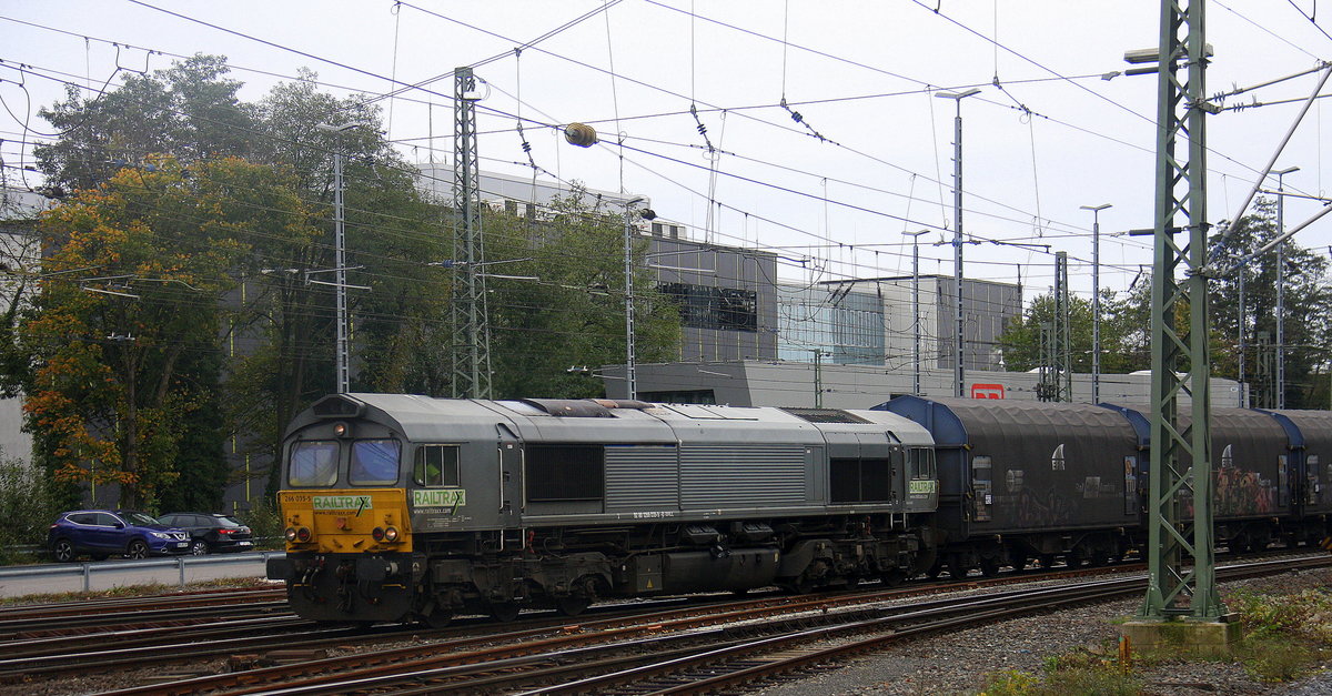 Die Class 66 266 035-5 von Railtraxx kommt mit einem Güterzug aus Antwerpen-Waaslandhaven(B) nach Linz-Voestalpine(A) und fährt in Aachen-West ein. 
Aufgenommen vom Bahnsteig in Aachen-West. 
Bei Wolken am Nachmittag vom 31.10.2017.