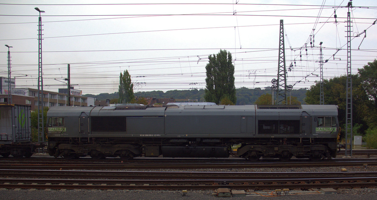 Die Class 66 266 035-5 von Railtraxx   fährt mit einem Güterzug aus  Köln-Eifeltor(D) nach Genk-Haven(B) bei der Ausfahrt aus Aachen-West in Richtung Montzen/Belgien. 
Aufgenommen vom Bahnsteig in Aachen-West. 
Bei Wolken am Abend vom 5.9.2018.
