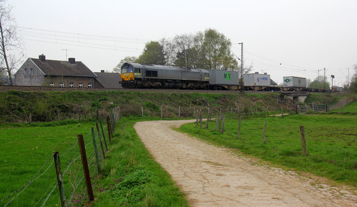 Die Class 66 266 035-5 von Railtraxx kommt mit viel Dieselpower die Gemmenicher-Rampe hochgefahren aus Richtung Aachen-West mit einem  Containerzug aus Köln-Eifeltor(D) nach Genk-Haven(B) und fährt gleich in den Gemmenicher-Tunnel hinein. 
Aufgenommen von einem Weg in Reinartzkehl. 
Am Nachmittag vom 9.4.2019