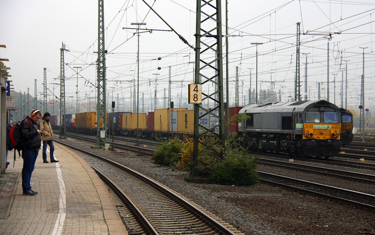 Die Class 66 266 035-5 von Railtraxx steht mit Motor aus in Aachen-West mit einem Containerzug und wartet auf die Abfahrt nach Belgien. 
Aufgenommen vom Bahnsteig in Aachen-West. 
Bei Nieselregen am Abend vom 19.10.2015.