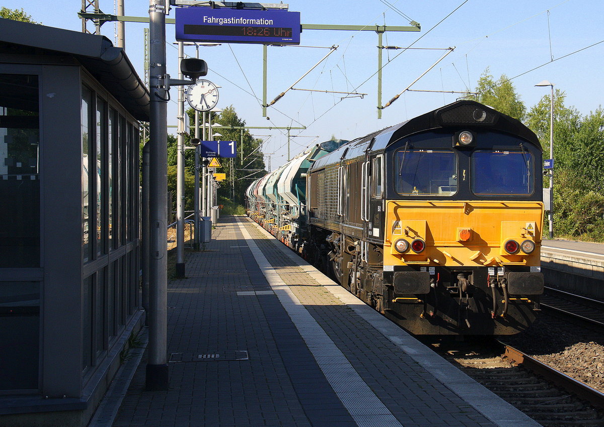 Die Class 66 266 112-2 Beacon-Rail kommt aus Richtung Mönchengladbach-Hbf,Rheydt-Hbf,Wickrath,Beckrath,Herrath mit einem Kalkleerzug aus Oberhausen-West(D) nach Hermalle-Huy(B) und fährt durch Erkelenz in Richtung Baal,Hückelhoven-Baal,Brachelen,Lindern,Süggerrath,Geilenkirchen,Frelenberg,Übach-Palenberg,Rimburg,Finkenrath,Hofstadt,Herzogenrath,Kohlscheid,Richterich,Laurensberg,Aachen-West. 
Aufgenommen vom Bahnsteig 1 in Erkelenz. 
Bei Sommerwetter am Abend vom 26.6.2017.