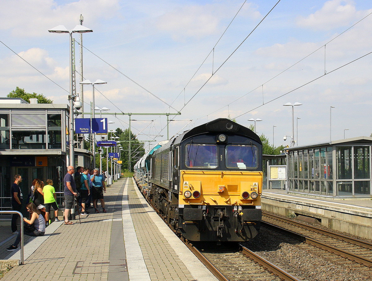 Die Class 66 266 112-2 Beacon-Rail kommt aus Richtung Mönchengladbach-Hbf,Rheydt-Hbf,Wickrath,Beckrath,Herrath mit einem Kalkleerzug aus Oberhausen-West(D) nach Hermalle-Huy(B) und fährt durch Erkelenz in Richtung Baal,Hückelhoven-Baal,Brachelen,Lindern,Süggerrath,Geilenkirchen,Frelenberg,Übach-Palenberg,Rimburg,Finkenrath,Hofstadt,Herzogenrath,Kohlscheid,Richterich,Laurensberg,Aachen-West. Aufgenommen vom Bahnsteig 1 in Erkelenz. Bei Sommerwetter am Nachmittag vom 13.7.2017.