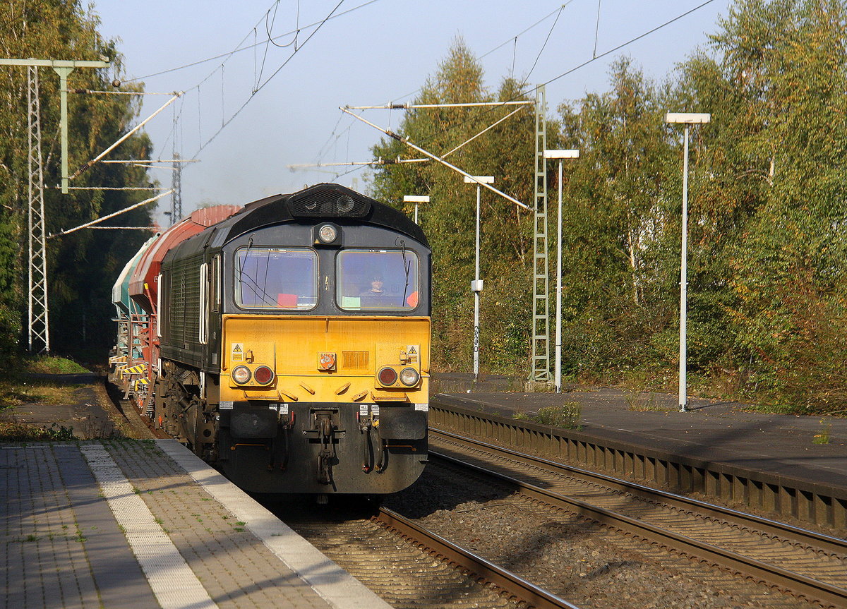 Die Class 66 266 112-2 Beacon-Rail kommt aus Richtung Mönchengladbach-Hbf,Rheydt-Hbf,Wickrath,Beckrath,Herrath mit einem Kalkleerzug aus Oberhausen-West(D) nach Hermalle-Huy(B) und fährt durch Erkelenz in Richtung Baal,Hückelhoven-Baal,Brachelen,Lindern,Süggerrath,Geilenkirchen,Frelenberg,Übach-Palenberg,Rimburg,Finkenrath,Hofstadt,Herzogenrath,Kohlscheid,Richterich,Laurensberg,Aachen-West. 
Aufgenommen vom Bahnsteig 1 in Erkelenz.
Bei schönem Sonnenschein am Nachmittag vom 19.10.2017.