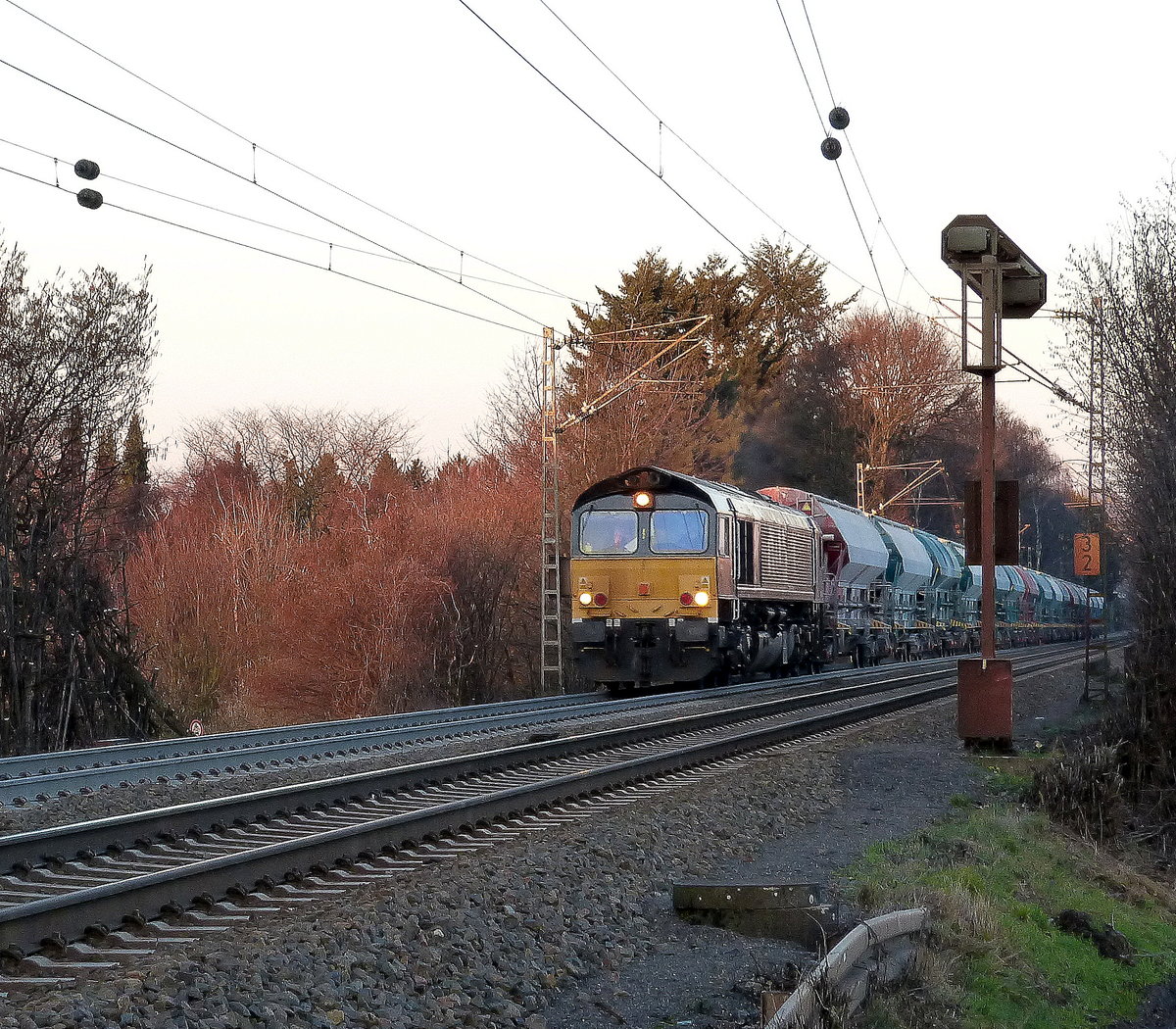 Die Class 66 266 112-2 Beacon-Rail kommt mit viel Dieselpower die Gemmenicher-Rampe hochgefahren aus Richtung Aachen-West mit einem Kalkleerzug aus Oberhausen-West(D) nach Hermalle-Huy(B) und fährt in Richtung Gemmenicher-Tunnel,Botzelaer(B),Gemmenich(B),Nouvelaer(B),Moresnet(B),Moresnet-Chapelle(B),Montzen(B). Aufgenommen an der Montzenroute am Gemmenicher-Weg. 
Bei schöner Wintersonne am Kalten Nachmittag vom 5.2.2018