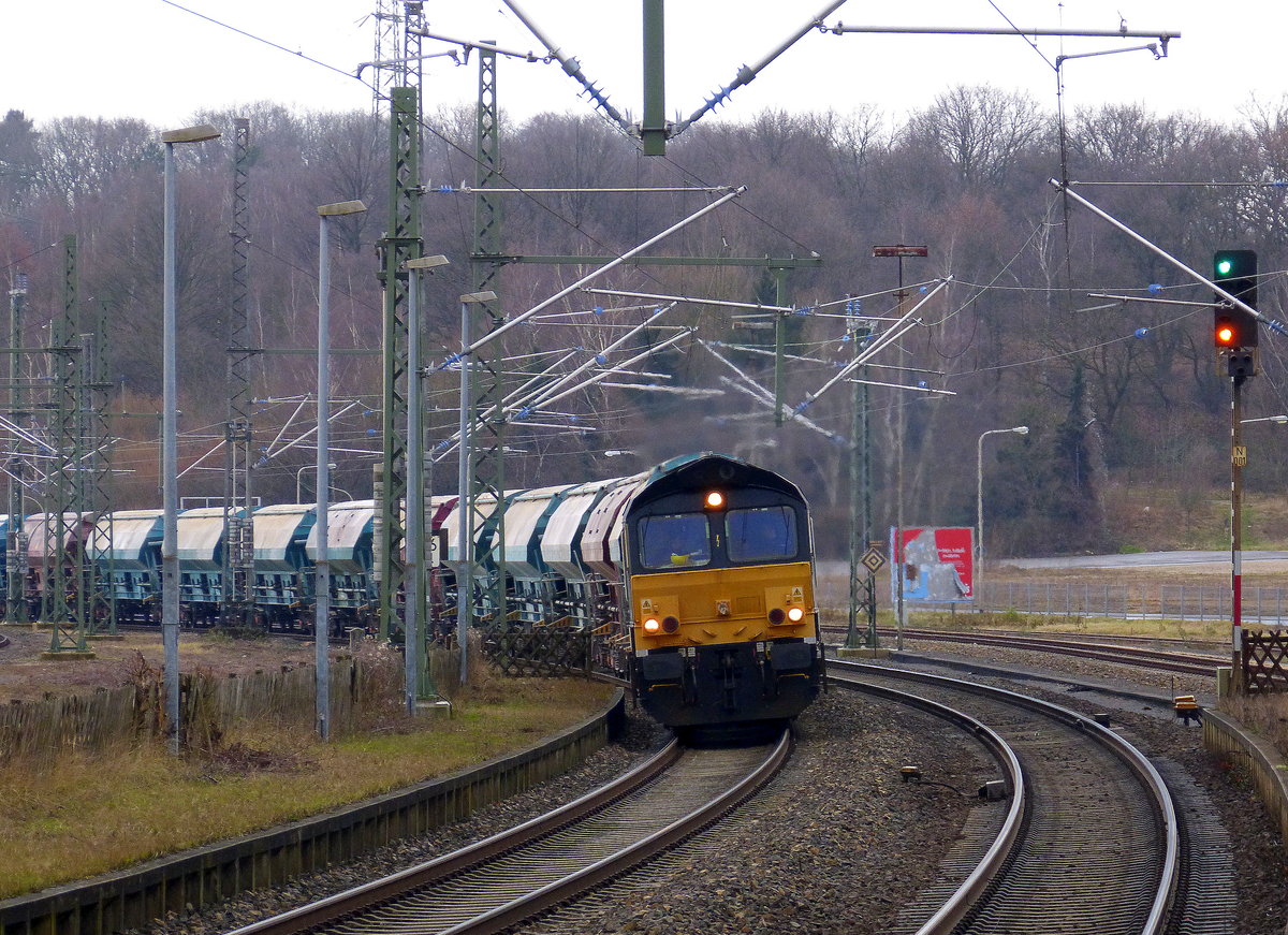 Die Class 66 266 112-2 Beacon-Rail  kommt aus Richtung Rheydt,Wickrath,Beckrath,Herrath,Erkelenz,Baal,Hückelhoven-Baal,Brachelen,Lindern,Süggerath,Geilenkirchen,Frelenberg,Übach-Palenberg,Rimburg,Finkenrath,Hofstadt mit einem Kalkleerzug aus Oberhausen-West(D) nach Hermalle-Huy(B) und fährt durch Herzogenrath in Richtung Kohlscheid,Richterich,Laurensberg,Aachen-West. 
Aufgenommen am Bahnhof von Herzogenrath.
Bei Sonne und Wolken am Kalten Nachmittag vom 15.2.2018.