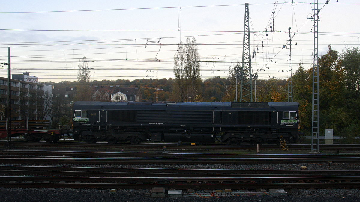 Die Class 66 266 118-9 von Railtraxx fährt mit einem Güterzug aus Österreich nach  Schaarbeek(B)  bei der Ausfahrt aus Aachen-West in Richtung Montzen/Belgien. 
Aufgenommen vom Bahnsteig in Aachen-West. 
Bei Sonne und Regenwolken am Nachmittag vom 13.11.2017. 