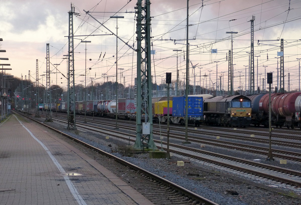 Die Class 66 266 118-9 von Railtraxx steht in Aachen-West.
Aufgenommen vom Bahnsteig in Aachen-West.
Am Kalten Nachmittag vom 19.1.2018.