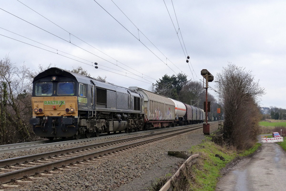 Die Class 66 266 118-9 von Railtraxx kommt  aus Richtung Aachen-West und fährt die Gemmenicher-Rampe hoch mit einem Kurzen Güterzug aus  Linz-Voestalpine(A) nach Antwerpen-Waaslandhaven(B)  und fährt in Richtung Gemmenicher-Tunnel,Botzelaer(B),Gemmenich(B),Nouvelaer(B),Moresnet(B),Moresnet-Chapelle(B),Montzen(B). 
Aufgenommen an der Montzenroute am Gemmenicher-Weg.
Bei Sonne und Wolken am Kalten Nachmittag vom 26.1.2018.