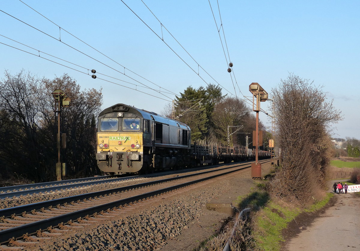 Die Class 66 266 118-9 von Railtraxx kommt mit viel Dieselpower die Gemmenicher-Rampe hochgefahren aus Richtung Aachen-West mit einem Schienenzug aus Österreich nach Schaarbeek(B) und fährt in Richtung Gemmenicher-Tunnel,Botzelaer(B),Gemmenich(B),Nouvelaer(B),Moresnet(B),Moresnet-Chapelle(B),Montzen(B). Aufgenommen an der Montzenroute am Gemmenicher-Weg.
Bei schöner Wintersonne am Kalten Nachmittag vom 5.2.2018.