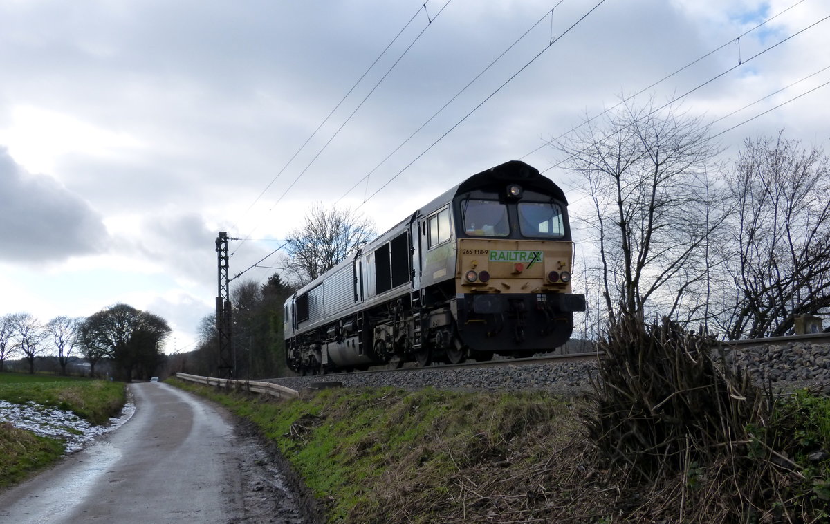 Die Class 66 266 118-9 von Railtraxx  kommt als Lokzug aus Antwerpen(B) die Gemmenicher-Rampe herunter nach Aachen-West. 
Aufgenommen an der Gemmenicher-Rampe am Gemmenicher-Weg auf dem Montzenroute.
 Bei Sonne und Wolken am Kalten Nachmittag vom 12.2.2018.