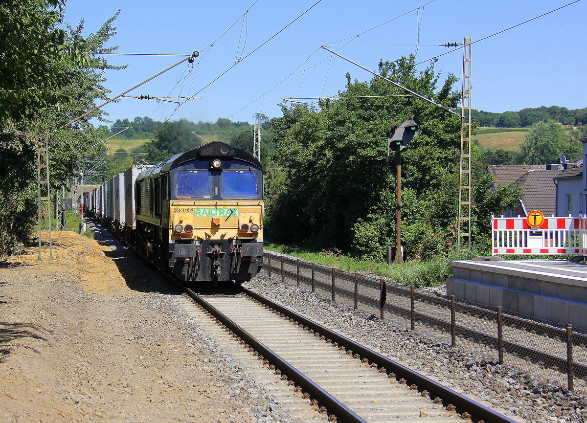 Die Class 66 266 118-9 von Railtraxx kommt mit Viel Dieselpower mit einem  Containerzug aus Köln-Eifeltor(D) nach Genk-Haven(B) und kommt aus Köln-Süd,Köln-West,Köln-Ehrenfeld,Kerpen,Horrem,Buir,Merzenich,Düren,Langerwehe,Eschweiler-Hbf,Stolberg-Hbf(Rheinland) und fährt durch Aachen-Eilendorf in Richtung Aachen-Rothe-Erde,Aachen-Hbf,Aachen-Schanz,Aachen-West. 
Aufgenommen vom Bahnsteig 1 in Aachen-Eilendorf.
Bei Sommerwetter am Nachmittag vom 29.6.2018.