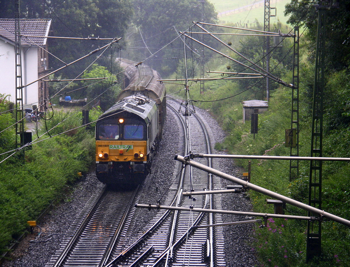 Die Class 66 266 118-9 von Railtraxx  kommt mit viel Dieselpower die Gemmenicher-Rampe hochgefahren aus Richtung Aachen-West in Richtung Montzen/Belgien mit einem Coilzug aus Linz Voestalpine(A) nach Antwerpen-Waaslandhaven(B) und fährt gleich in den Gemmenicher-Tunnel hinein und fährt in Richtung Montzen/Vise(B). Aufgenommen in Reinartzkehl an der Montzenroute. 
Bei Regenwetter am Nachmittag vom 11.8.2016.