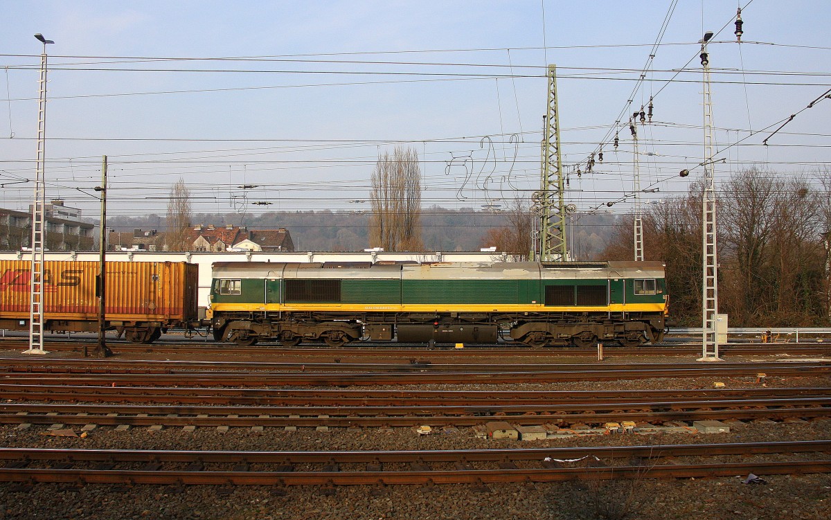Die Class 66 29002 von Crossrail fährt mit viel Dieselpower mit einem langen Containerzug aus Milano(I) nach Zeebrugge-Ramskapelle(B) bei der Ausfahrt aus Aachen-West und fährt in Richtung Montzen/Belgien. Aufgenommen vom Bahnsteig in Aachen-West bei schönem Frühlingswetter am Nachmittag vom 18.3.2015.
