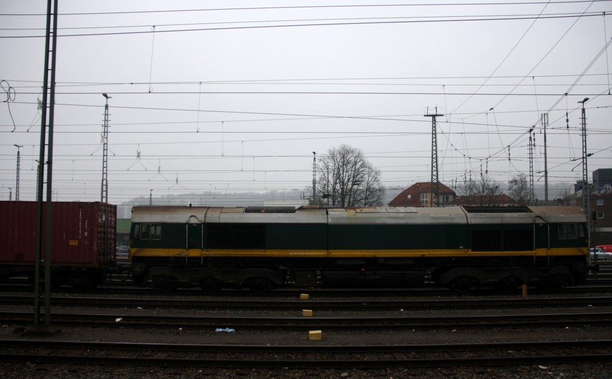 Die Class 66 29002 von Crossrail steht in Aachen-West mit einem sehr langen MSC-Containerzug aus Weil am Rhein(D) nach Antwerpen-Berendrecht(B).
 Aufgenommen vom Bahnsteig in Aachen-West bei Nebelwolken am Nachmittag vom 19.3.2015.