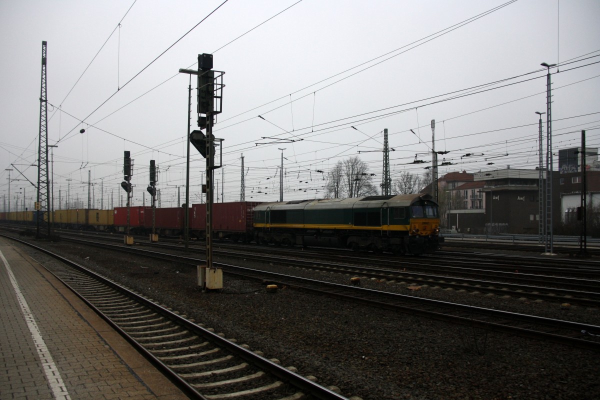 Die Class 66 29002 von Crossrail fährt mit einem langen MSC-Containerzug aus Weil Am Rhein(D) nach Antwerpen-Berendrecht(B) bei der Ausfahrt aus Aachen-West und fährt in Richtung Montzen/Belgien.
Aufgenommen vom Bahnsteig in Aachen-West bei Nebelwolken am Nachmittag vom 19.3.2015.