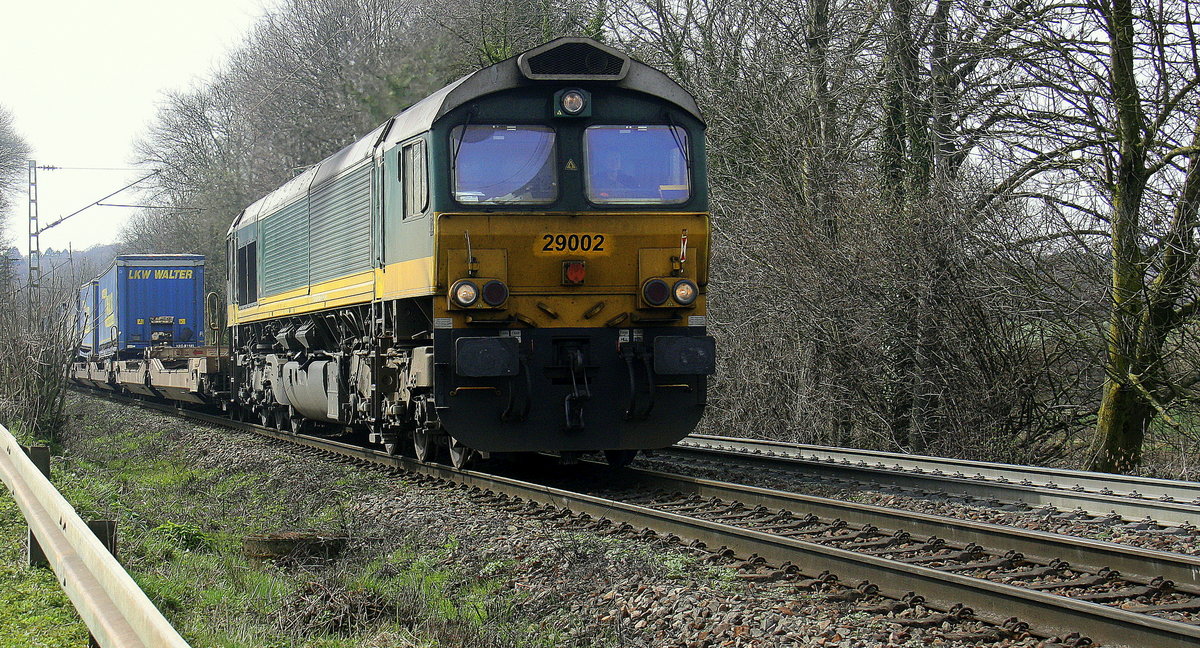 Die Class 66 29002 von Crossrail kommt die Gemmenicher-Rampe herunter nach Aachen-West mit einem langen LKW-Walter-Zug aus Genk-Goederen(B) nach Novara(I) Aufgenommen an der Montzenroute am Gemmenicher-Weg. 
Bei Sonne und Wolken am Mittag vom 2.4.2016.