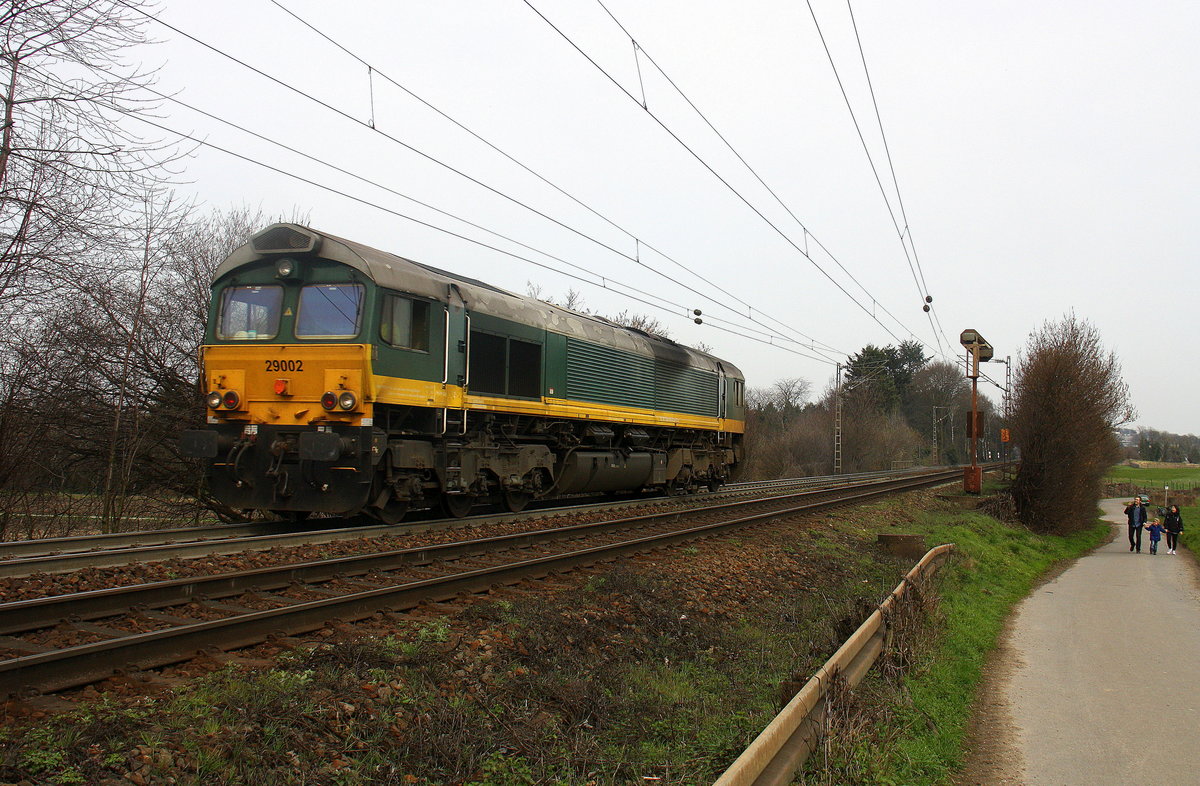 Die Class 66 29002 von Crossrail kommt als Lokzug von Aachen-West nach Montzen(B) und fährt die Gemmenicher-Rampe hoch. Aufgenommen an der Montzenroute am Gemmenicher-Weg. Bei Sonne und Wolken am Nachmittag vom 2.4.2016.