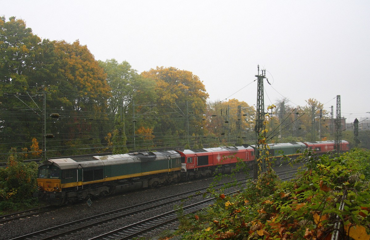 Die Class 66 29002 steht mit Motor an auf dem Abstellgleis in Aachen-West. 
Aufgenomen von der  Bärenstrasse in Aachen.
Bei Regenwetter am 25.10.2015.

