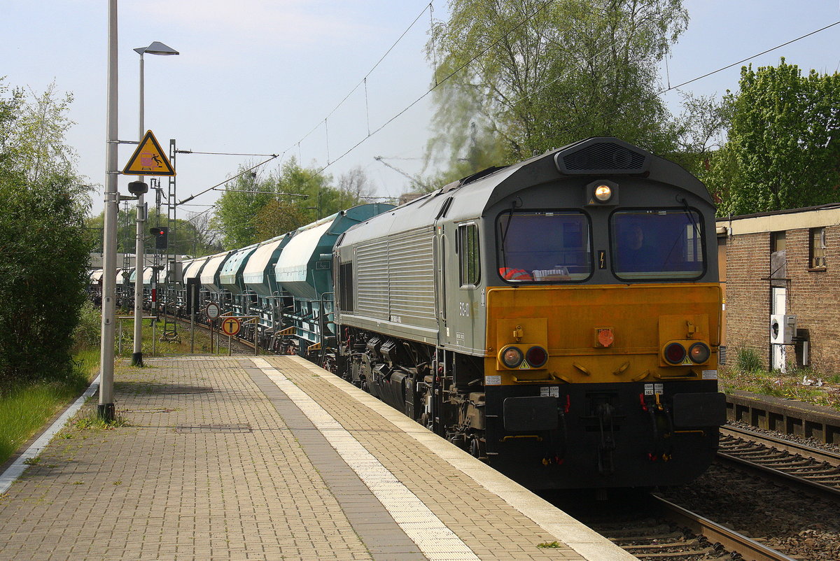 Die Class 66 513-10 von B-Logistics kommt  aus Richtung Aachen-West,Laurensberg,Richterich,Kohlscheid,Herzogenrath,Hofstadt,Finkenrath,Rimburg,Übach-Palenberg,Zweibrüggen,Frelenberg,Geilenkirchen,Süggerath,Lindern,Brachelen,Hückelhoven-Baal,Baal mit einem schweren Kalkzug aus Hermalle-Huy(B) nach Oberhausen-West(D) und fährt durch Erkelenz in Richtung Herrath,Beckrath,Wickrath,Rheydt-Hbf,Mönchengladbach-Hbf. 
Aufgenommen vom Bahnsteig 2 in Erkelenz. 
Bei schönem Frühlingswetter am Mittag vom 24.4.2017.