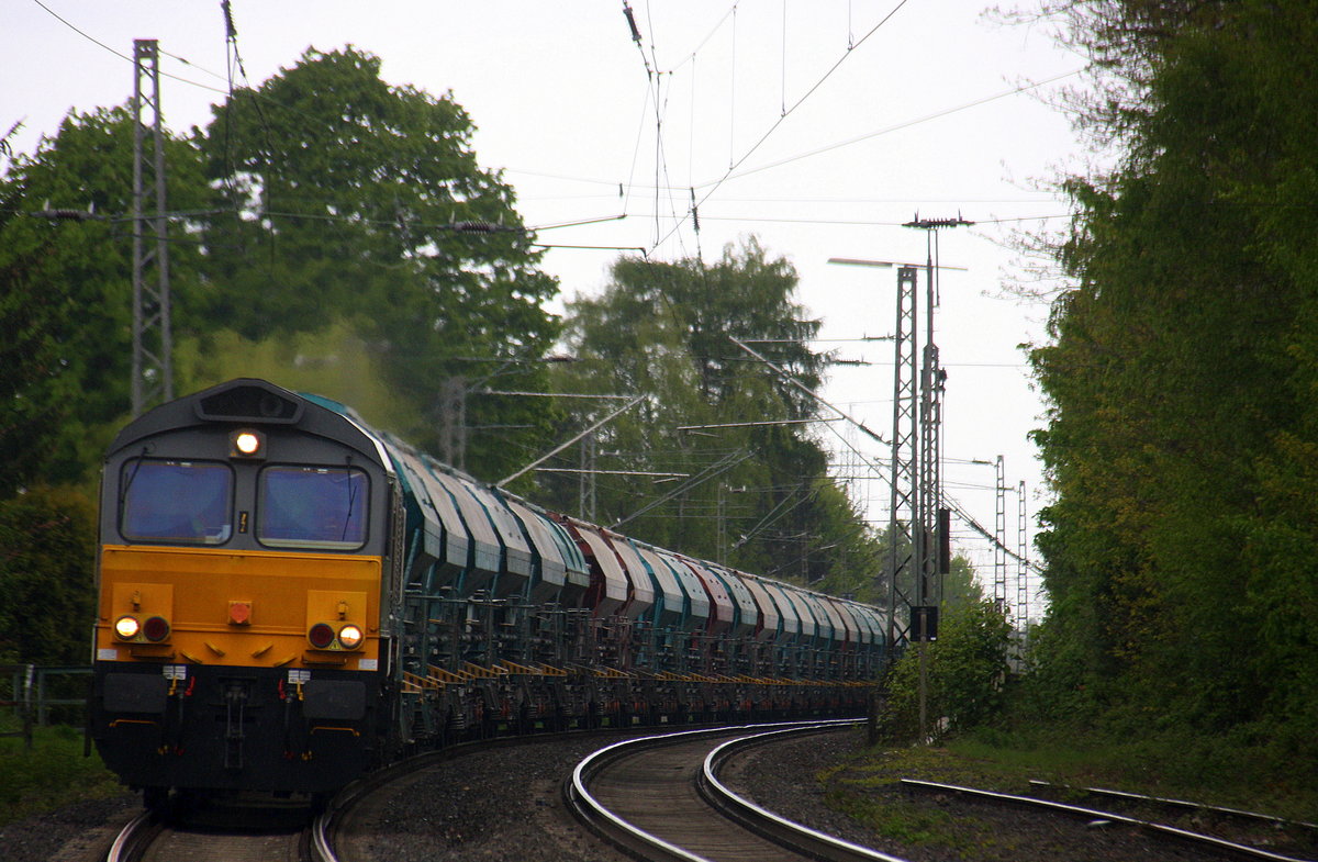 Die Class 66 513-10 von B-Logistics kommt aus Richtung Mönchengladbach-Hbf,Rheydt-Hbf,Wickrath,Beckrath,Herrath mit einem Kalkleerzug aus Oberhausen-West(D) nach Hermalle-Huy(B) und fährt durch Erkelenz in Richtung Baal,Hückelhoven-Baal,Brachelen,Lindern,Süggerrath,Geilenkirchen,Frelenberg,Übach-Palenberg,Rimburg,Finkenrath,Hofstadt,Herzogenrath,Kohlscheid,Richterich,Laurensberg,Aachen-West.
Aufgenommen von der Mühlenstraße in Erkelenz. 
Bei Regenwetter am Nachmittag vom 1.5.2017.