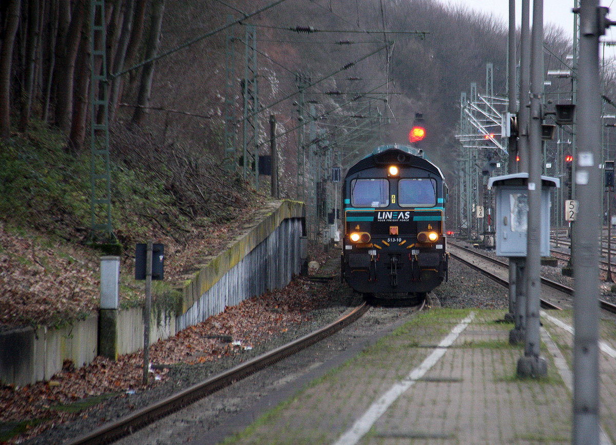 Die Class 66 513-10 von Lineas  kommt aus Richtung Mönchengladbach,Herzogenrath ,Kohlscheid,Richterich,Laurensberg mit einem Kurzen Kalkleerzug aus Oberhausen-West(D) nach Hermalle-Huy(B) und fährt durch Aachen-West in Richtung Montzen/Belgien. 
Aufgenommen vom Bahnsteig in Aachen-West. 
Bei Wolken am Kalten Nachmittag vom 2.1.2018.