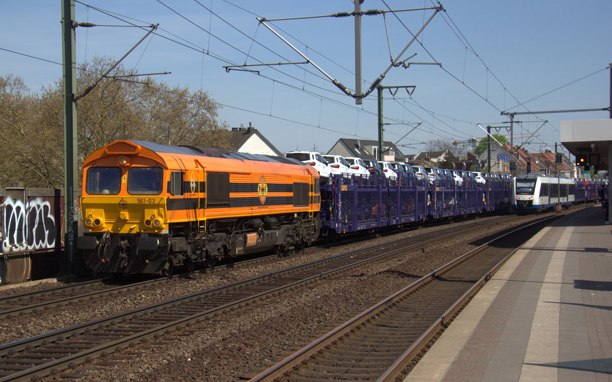 Die Class 66 561-03 der RRF kommt mit einem Ford-Autozug aus Craiova(RO) nach Vlissingen-Sloe(NL) und kommt aus Richtung Köln-Süd und fährt durch Köln-Ehrenfeld in Richtung Grevenbroich,Jüchen,Rheydt,Mönchengladbach-Hbf,Viersen,Kaldenkirchen,Venlo(NL). 
Aufgenommen vom Bahnsteig 3 in Köln-Ehrenfeld.
Bei Sommerwetter am 18 April 2018.
Aufgenommen am 18.4.2018.