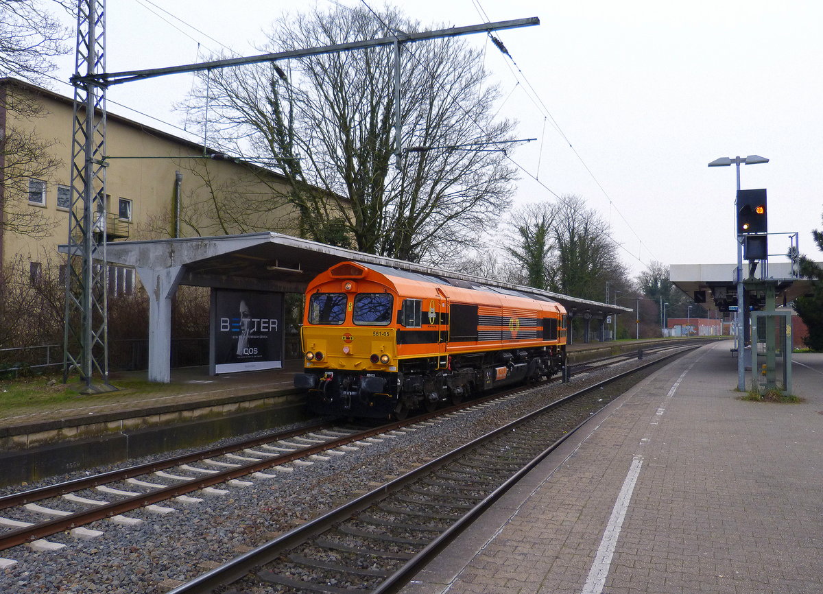 Die Class 66 561-05 der RRF wartet in Rheydt als Lokzug aus Köln-Eifeltor(D) nach Kaldenkirchen auf die Weiterfahrt nach Mönchengladbach. 
Aufgenommen vom Bahnsteig 2 in Rheydt-Hbf. 
Bei leichtem Schneefall am Kalten Nachmittag vom 6.2.2018.