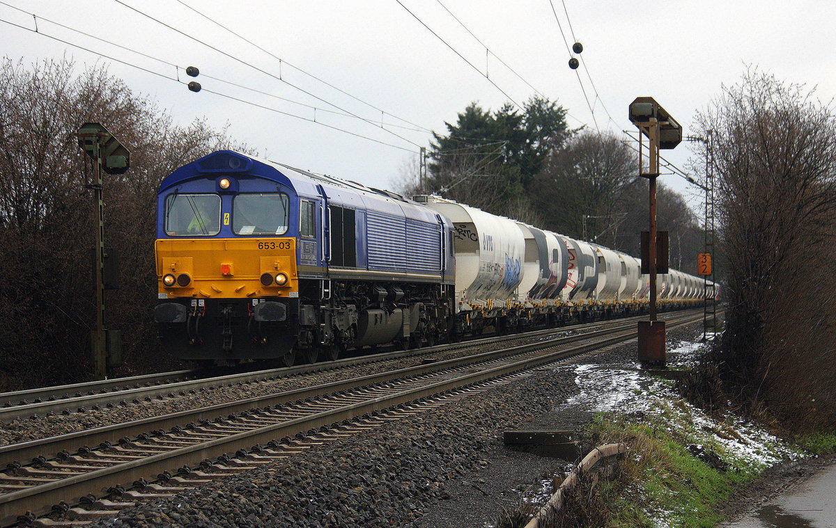 Die Class 66 653-03 von HSL kommt aus Richtung Aachen-West und fährt die Gemmenicher-Rampe hoch mit einem schweren Zuckerzug aus Wabern(D) nach Antwerpen-Lillo(B).
Aufgenommen an der Montzenroute am Gemmenicher-Weg.
Bei Wolken und Schnee am Kalten Vormittag vom 28.12.2017. 