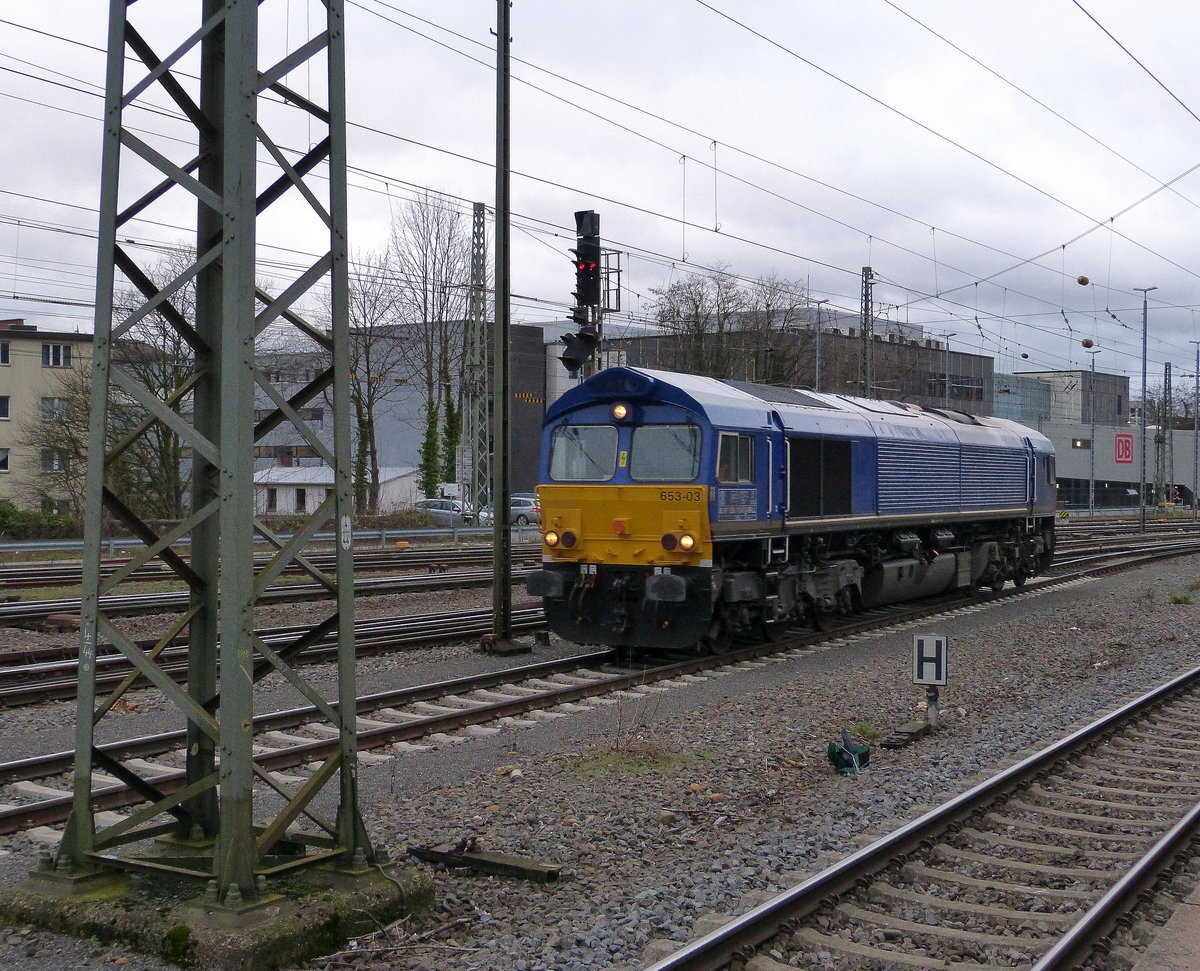 Die Class 66 653-03 von HSL kommt als Lokzug aus Montzen(B) nach Aachen-West und fährt in Aachen-West ein.
Aufgenommen vom Bahnsteig in Aachen-West. 
Bei Wolken am Nachmittag vom 24.1.2018. 