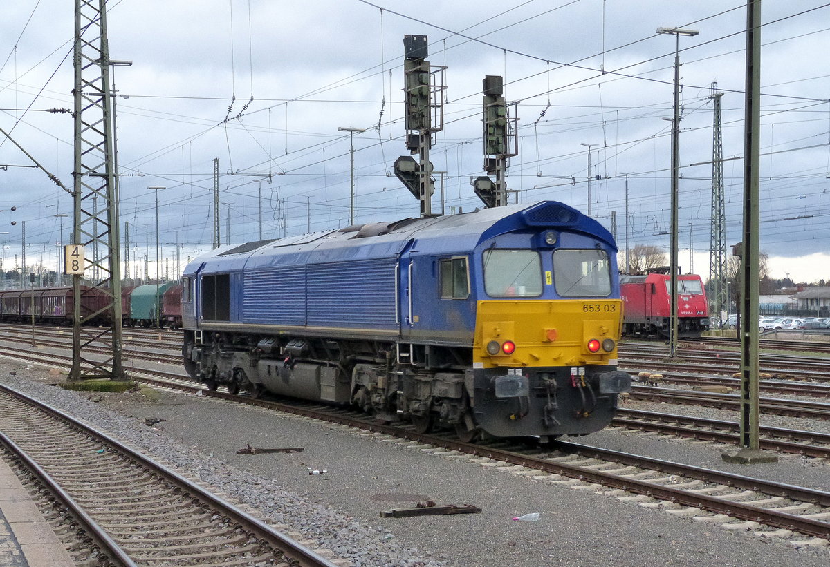 Die Class 66 653-03 von HSL rangiert in Aachen-West.
Aufgenommen vom Bahnsteig in Aachen-West. 
Bei Wolken am Nachmittag vom 24.1.2018. 