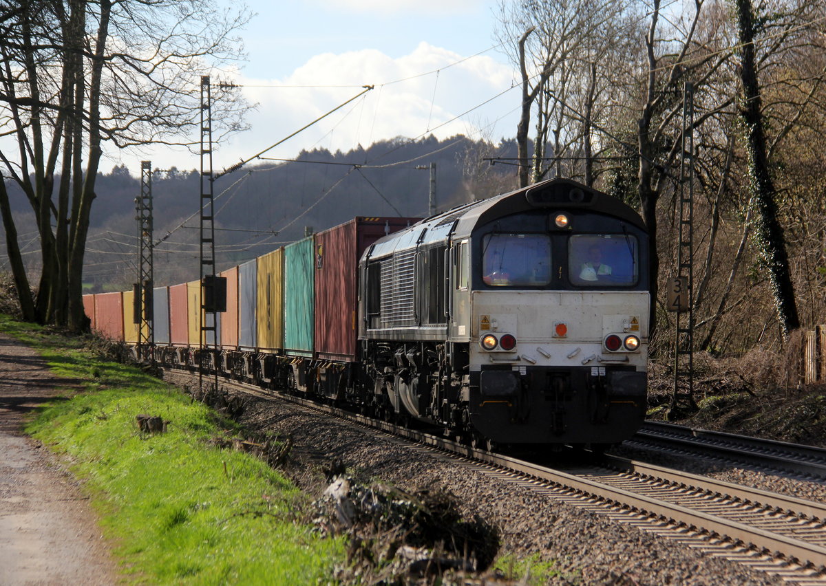 Die Class 66 653-04 fährt für Crossrail kommt die Gemmenicher-Rampe herunter nach Aachen-West mit einem MSC-Containerzug aus Antwerpen-Krommenhoek(B) nach Germersheim(D). Aufgenommen an der Montzenroute am Gemmenicher-Weg. 
Bei Sonne und Regenwolken am Mittag vom 8.3.2019.