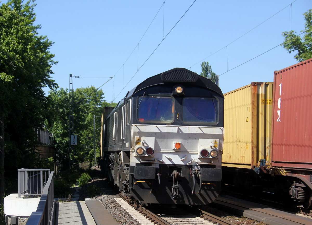 Die Class 66 653-04 fährt für Crossrail kommt aus Richtung Aachen-West mit einem langen MSC-Containerzug aus Antwerpen-Krommenhoek(B) nach Germersheim(D) und fährt durch Aachen-Schanz in Richtung Aachen-Hbf,Aachen-Rothe-Erde,Stolberg-Hbf(Rheinland)Eschweiler-Hbf,Langerwehe,Düren,Merzenich,Buir,Horrem,Kerpen-Köln-Ehrenfeld,Köln-West,Köln-Süd. Aufgenommen vom Bahnsteig von Aachen-Schanz.
Bei schönem Frühlingswetter am Nachmittag vom 15.5.2019. 
