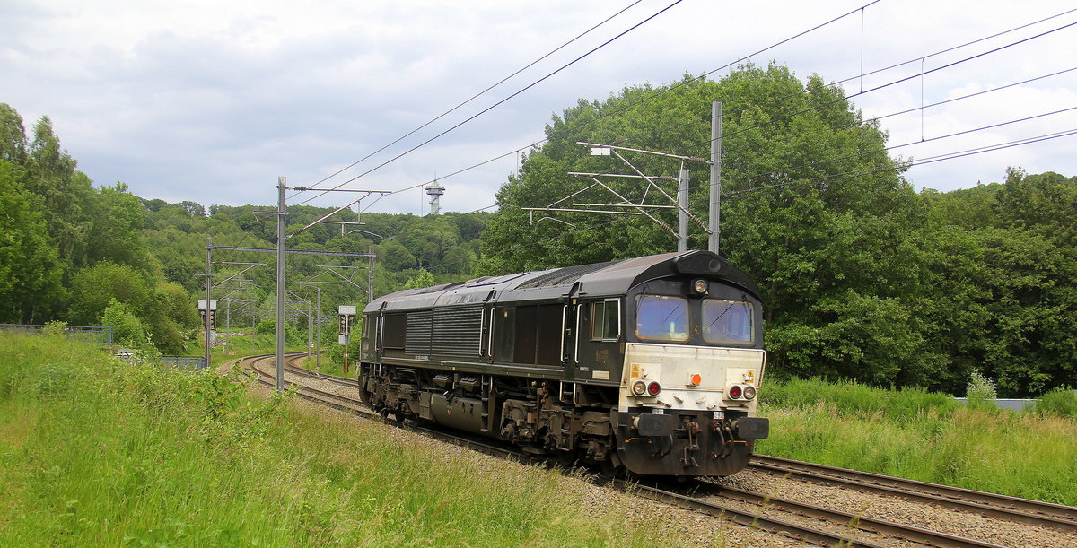 Die Class 66 653-04 fährt für Crossrail kommt als Lokzug von Aachen-West(D) nach Montzen(B) und kommt aus Richtung Deutschland und fährt durch Gemmenich/Botzelaer(B) in Richtung Montzen(B).
Aufgenomen bei Gemmenich/Botzelaer(B) von einem Weg an der Montzenroute.
Bei Sonne und Wolken am Nachmittag vom 9.6.2019.