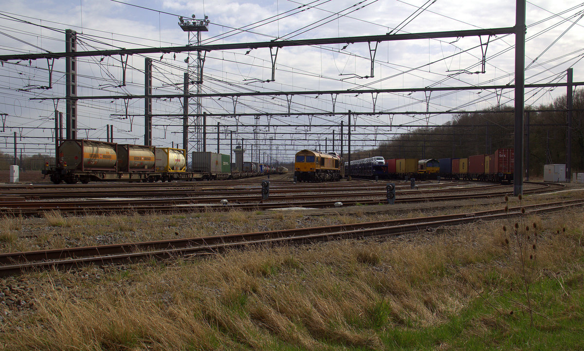 Die Class 66 653-07 von HSL steht in Montzen-Gare(B) mit einem Autozug.
Aufgenommen in Montzen-Gare(B). 
Bei schönem Frühlingswetter am Mittag vom 8.4.2018.