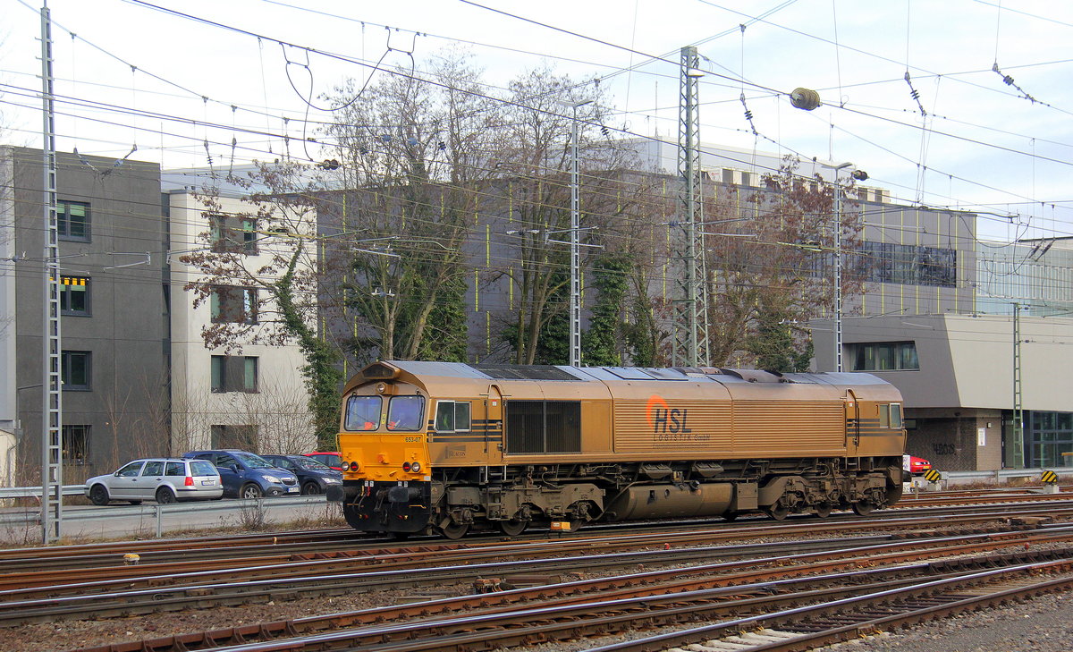 Die Class 66 653-07 von HSL kommt als Lokzug aus Montzen(B) nach Aachen-West und fährt in Aachen-West ein. 
Aufgenommen vom Bahnsteig in Aachen-West. 
Bei Sonne und Wolken am Nachmittag vom 6.2.2019.