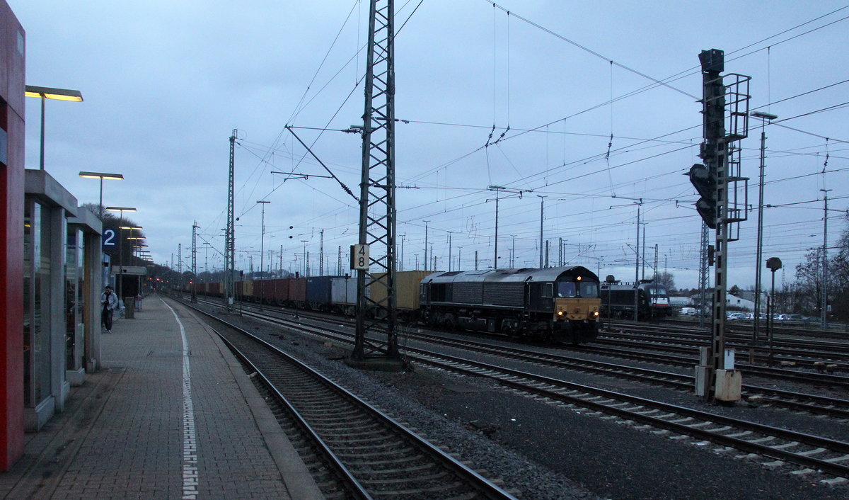 Die Class 66 653-10 von Crossrail fährt mit viel Dieselpower mit einem Güterzug aus Antwerpen-Krommenhoek(B) nach Germersheim(D) und fährt in Richtung Aachen-Schanz,Aachen-Hbf,Aachen-Rothe-Erde,Stolberg-Hbf(Rheinland)Eschweiler-Hbf,Langerwehe,Düren,Merzenich,Buir,Horrem,Kerpen-Köln-Ehrenfeld,Köln-West,Köln-Süd. Aufgenommen vom Bahnsteig von Aachen-West. 
Bei Wolken am Kalten Nachmittag vom 19.12.2018.