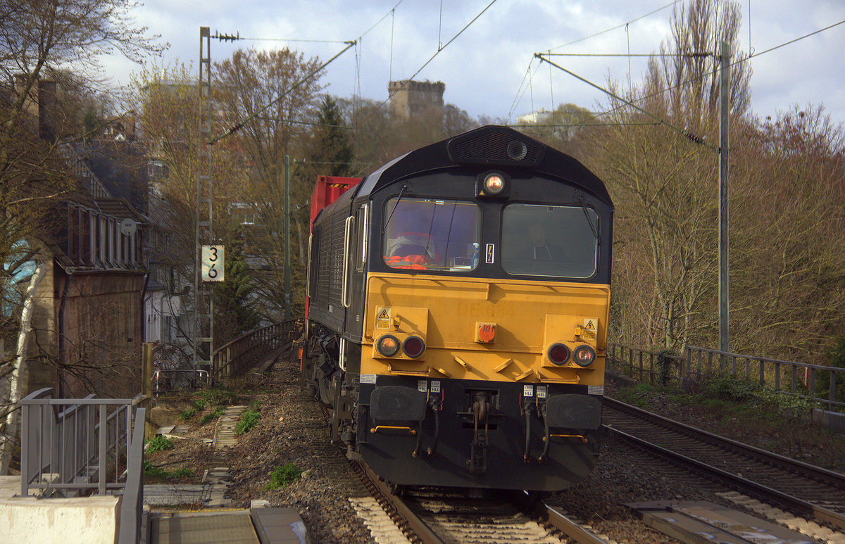 Die Class 66 653-10 von Crossrail kommt aus Richtung Aachen-West mit einem langen MSC-Containerzug aus Antwerpen-Krommenhoek(B) nach Germersheim(D) und fährt durch Aachen-Schanz in Richtung Aachen-Hbf,Aachen-Rothe-Erde,Stolberg-Hbf(Rheinland)Eschweiler-Hbf,Langerwehe,Düren,Merzenich,Buir,Horrem,Kerpen-Köln-Ehrenfeld,Köln-West,Köln-Süd. Aufgenommen vom Bahnsteig von Aachen-Schanz.
Bei Sonne und Regenwolken am Nachmittag vom 25.3.2019.