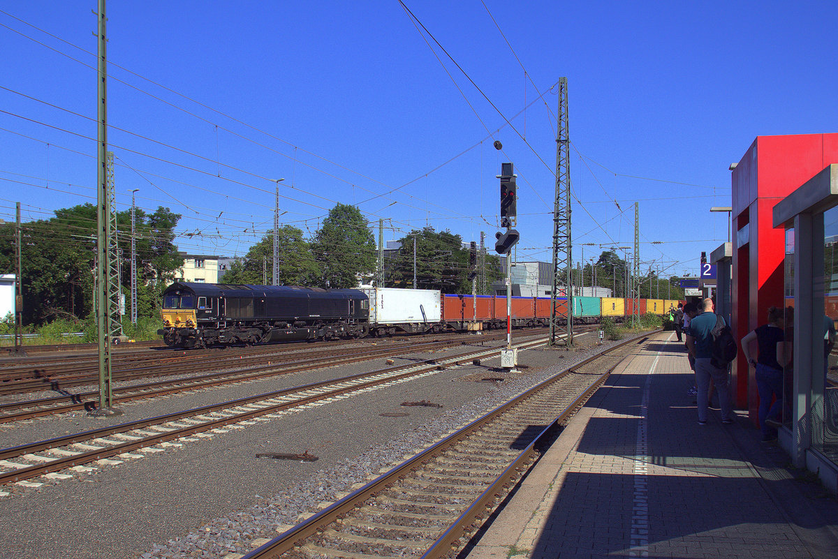 Die Class 66 653-10 fährt jetzt für Crossrail kommt mit einem MSC-Containerzug aus Antwerpen-Krommenhoek(B) nach Germersheim(D) und kommt aus Richtung Montzen/Belgien und fährt  in Aachen-West ein.
Aufgenommen vom Bahnsteig in Aachen-West. 
Bei Sommmwetter am Nachmittag vom 2.7.2018.