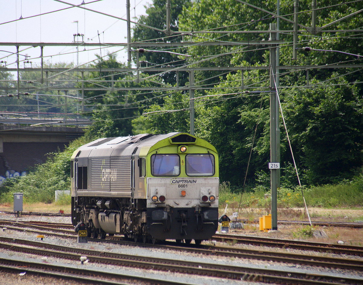 Die Class 66 6601 von Captrain rangiert in Sittard(NL).
Aufgenommen vom Bahnsteig 2 in Sittard(NL). 
Bei Sommerwetter am Mittag vom 15.6.2017.