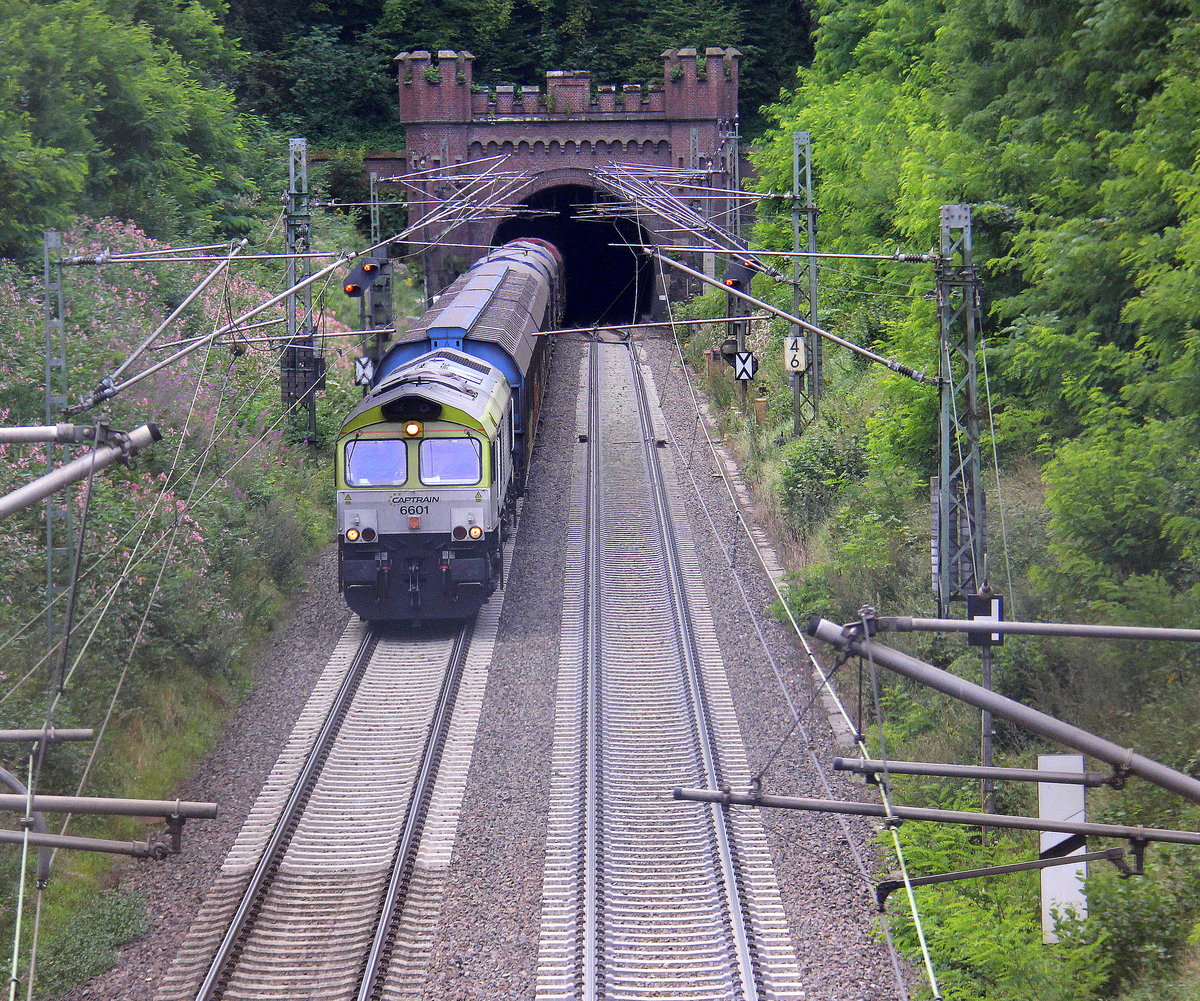 Die Class 66 6601 von Captrain fährt jetzt für Railtraxx kommt aus dem Gemmenicher-Tunnel raus mit einem gemischten Güterzug aus Antwerpen-Waaslandhaven(B) nach Linz-Voestalpine(A) und fährt nach Aachen-West und rollt die Gemmenicher-Rampe herunter nach Aachen-West. Aufgenommen in Reinartzkehl auf der Montzenroute.
Bei Sommerwetter am Nachmittag vom 16.8.2019.