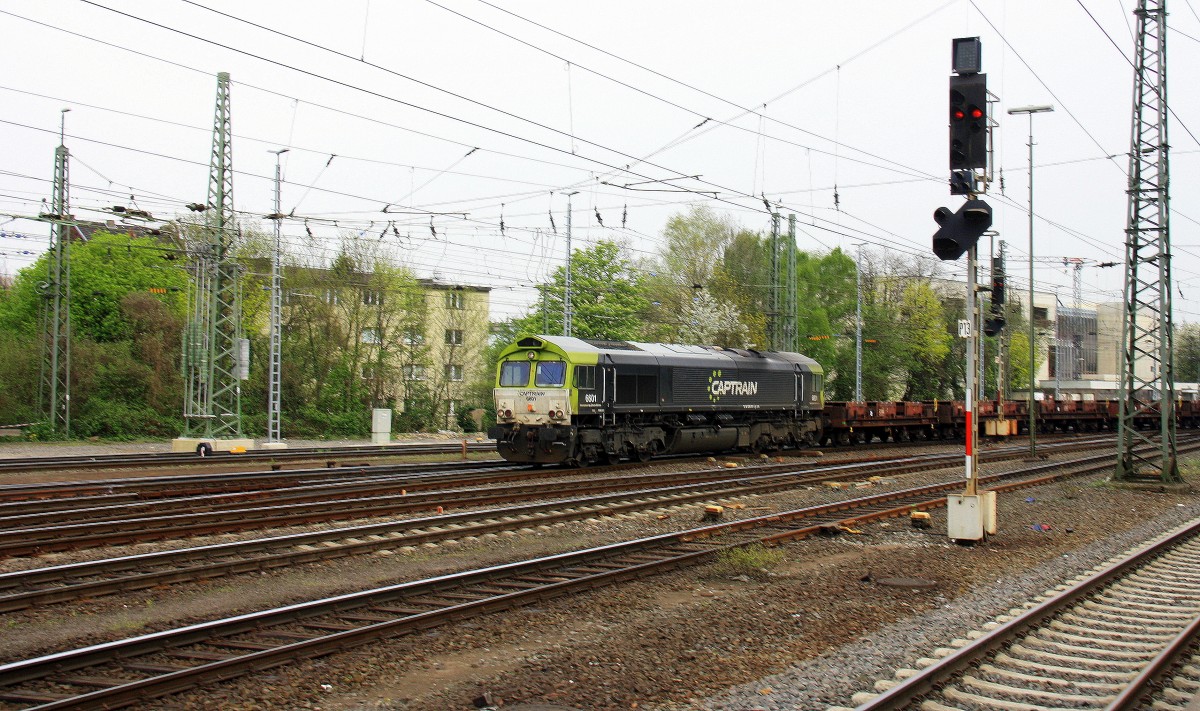 Die Class 66 6601 von Captrain kommt aus Richtung Montzen/Belgien mit einem langen  leeren Coilzug aus Kinkempois(B) und fährt in Aachen-West ein.
Aufgenommen vom Bahnsteig in Aachen-West bei Wolken am Nachmittag vom 4.4.2014.
