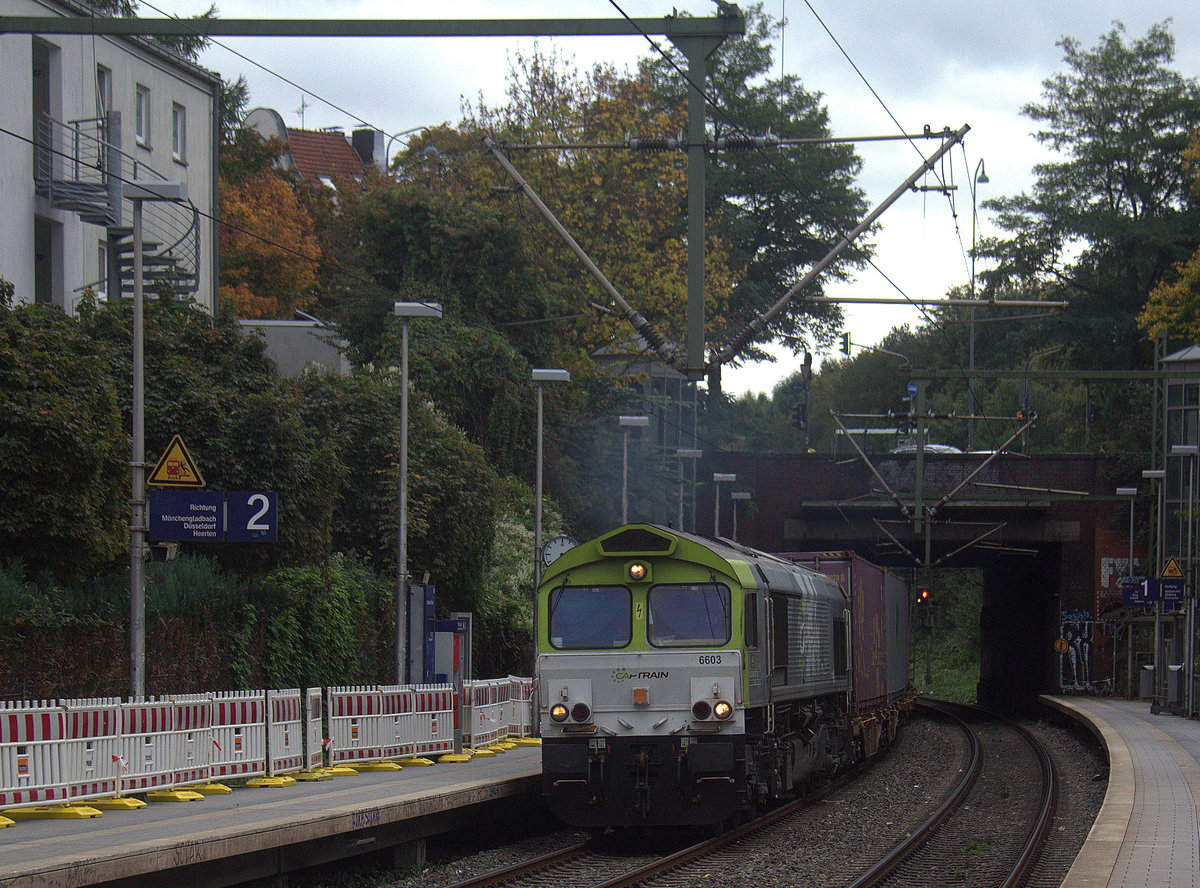 Die Class 66 6603 von Captrain fährt jetzt für Railtraxx kommt mit viel Dieselpower aus Richtung Köln,Aachen-Hbf und fährt durch Aachen-Schanz mit einem Containerzug aus Köln-Eifeltor(D) nach Genk-Haven(B) und fährt in Richtung Aachen-West. 
Aufgenommen vom Bahnsteig von Aachen-Schanz.
Bei Wolken am Nachmittag vom 11.10.2019.