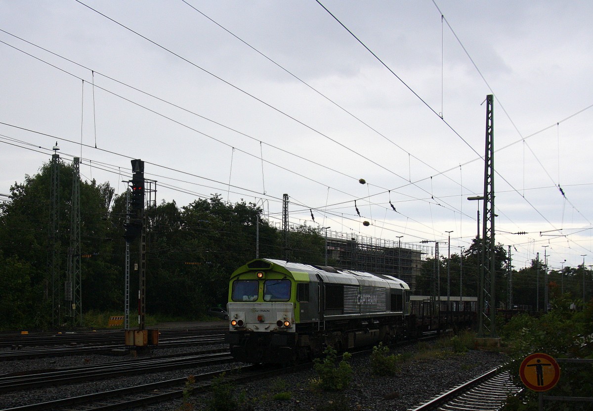 Die Class 66 6603 von Captrain kommt aus Richtung Montzen/Belgien  mit einem Aluminiumleerzug aus Kinkempois(B) nach Aachen-West und fährt in Aachen-West.
Aufgenommen vom Bahnsteig in Aachen-West bei Regenwetter am 22.8.2014.