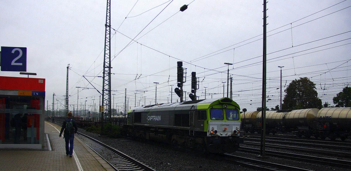 Die Class 66 6603 von Captrain fährt mit einem Aluminiumleerzug von Aachen-West nach Kinkempois(B) bei Ausfahrt aus Aachen-West und fährt in Richtung Montzen/Belgien. Aufgenommen vom Bahnsteig in Aachen-West bei Regenwetter am 22.8.204.
Und das ist mein 3500tes Bahnbild bei http://WWW.Bahnbilder de. 