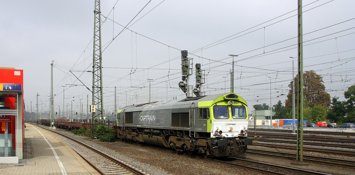 Die Class 66 6603 von Captrain fährt mit einem Aluminiumleerzug aus Nievenheim bei Dormagen nach Kinkempois(B)Dunkerque(F) bei Ausfahrt aus Aachen-West und fährt in Richtung Montzen/Belgien.
Aufgenommen vom Bahnsteig in Aachen-West bei Sonne und Wolken am Mittag vom 13.9.2014.