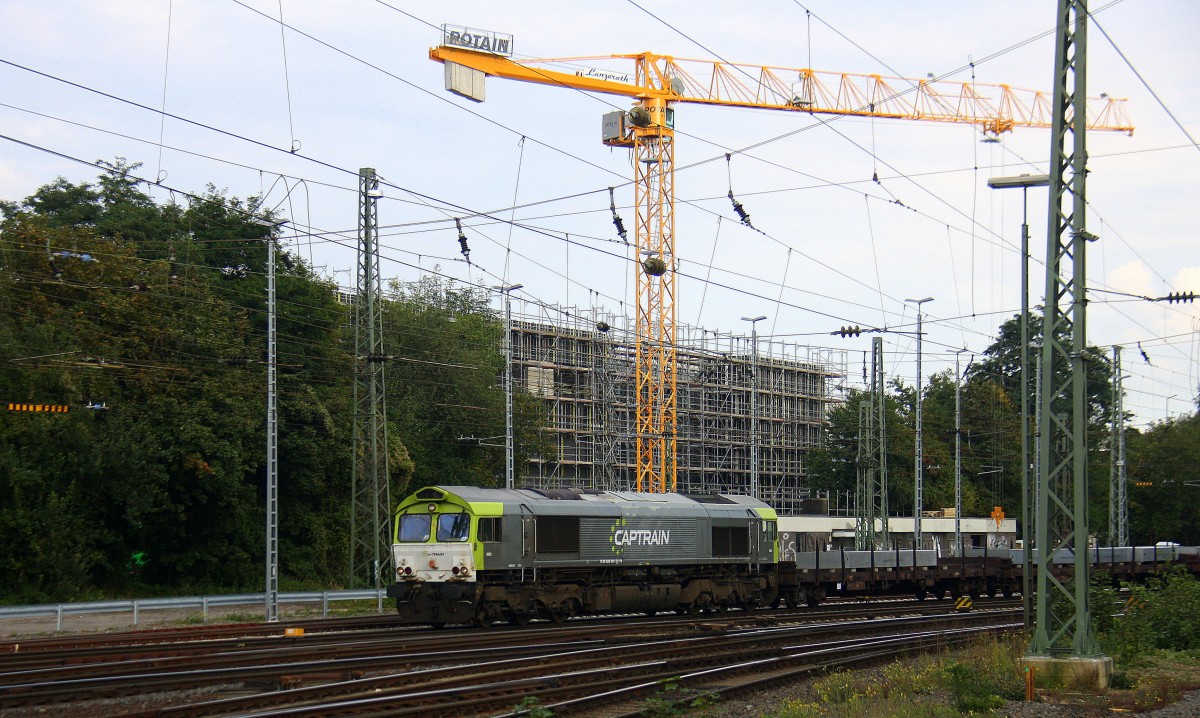 Die Class 66 6603 von Captrain kommt aus Richtung Montzen/Belgien mit einem Aluminiumzug aus Dunkerque(F)Kinkempois(B) nach Nievenheim bei Dormagen und fährt in Aachen-West ein.
Bei schönem Sonnenschein am Abend vom 19.9.2014.