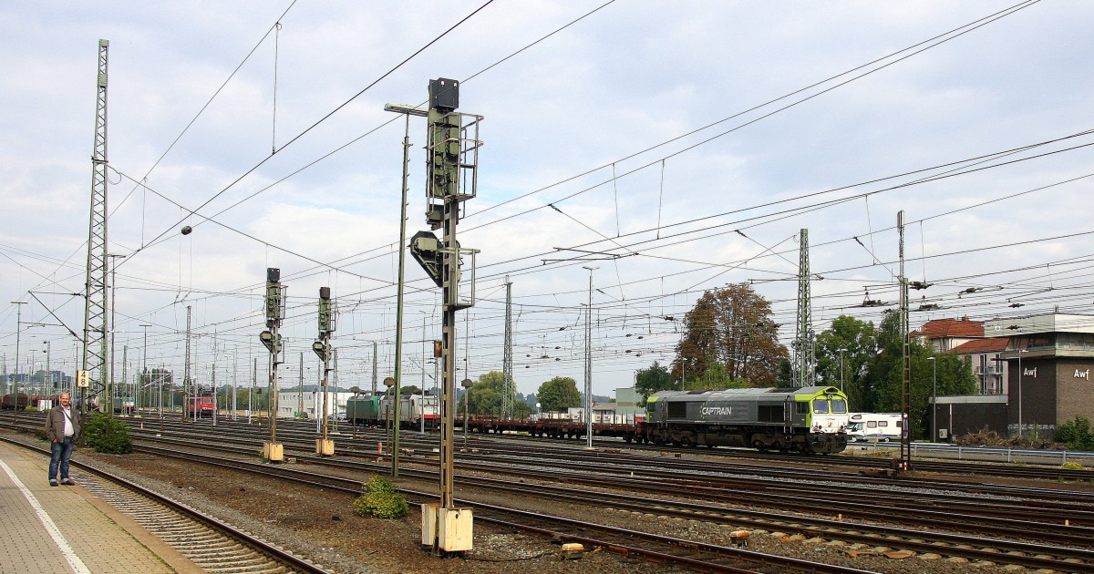 Die Class 66 6603 von Captrain fährt mit einem Aluminiumleerzug aus Nievenheim bei Dormagen nach Kinkempois(B)Dunkerque(F) bei Ausfahrt aus Aachen-West und fährt in Richtung Montzen/Belgien. 
Aufgenommen vom Bahnsteig in Aachen-West bei Sonne und Wolken am Mittag vom 20.9.2014.
